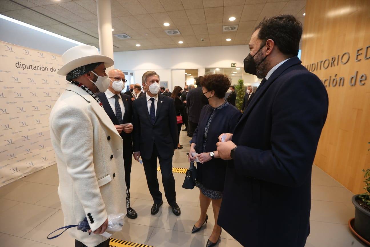 El pintor Andrés Mérida es el autor de la obra, cuya presentación ha corrido a cargo del director de SUR Manuel Castillo 