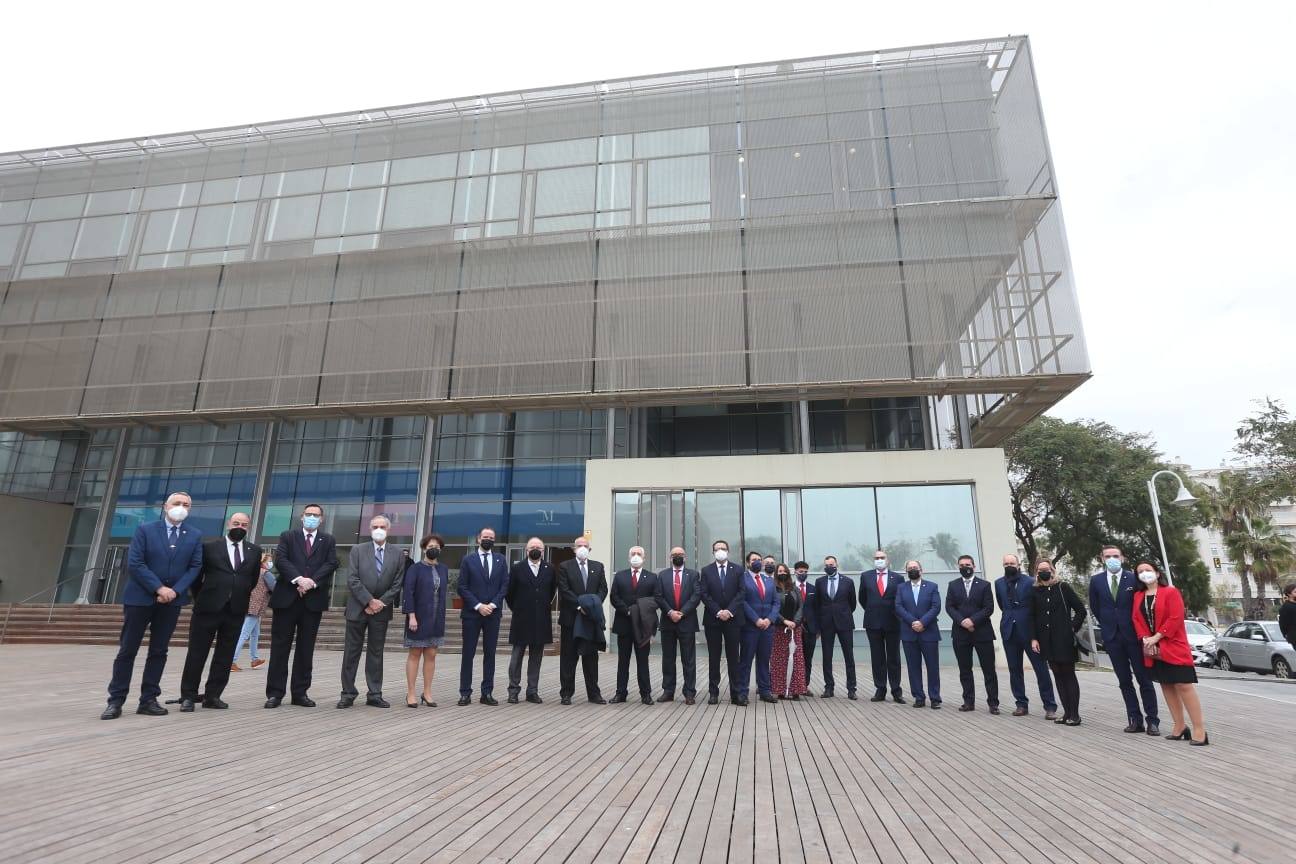 El pintor Andrés Mérida es el autor de la obra, cuya presentación ha corrido a cargo del director de SUR Manuel Castillo 