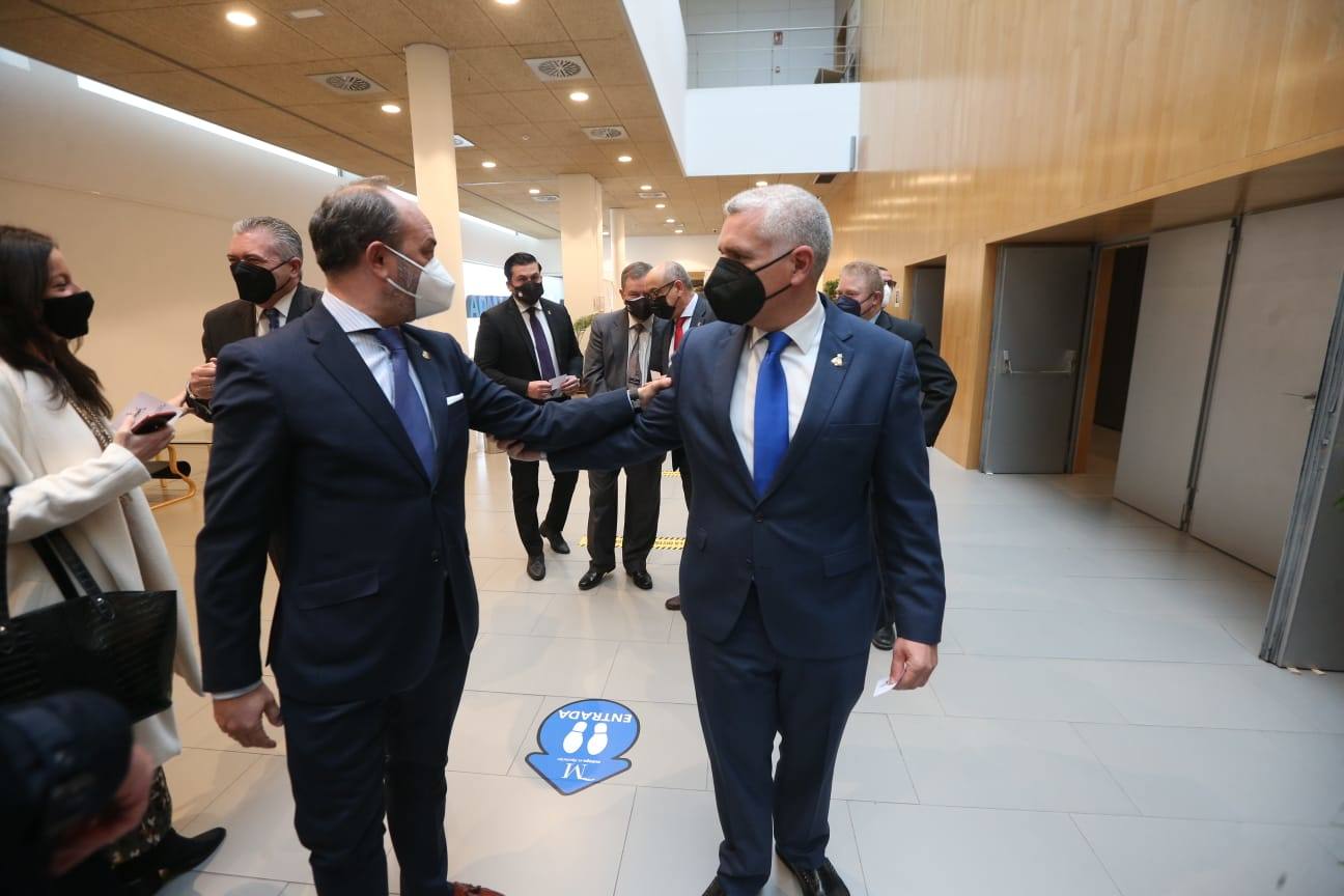 El pintor Andrés Mérida es el autor de la obra, cuya presentación ha corrido a cargo del director de SUR Manuel Castillo 