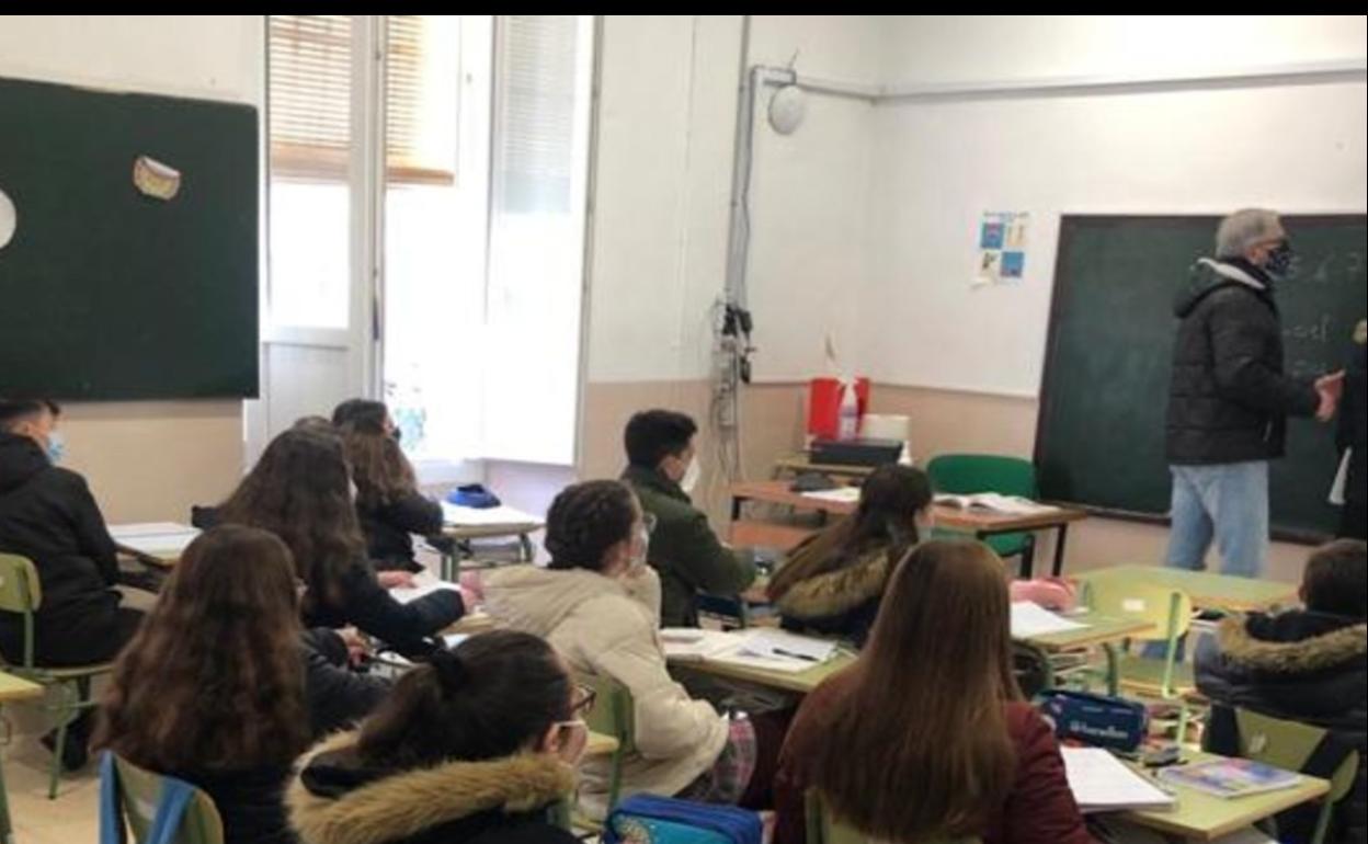 El Gobierno recomienda ahora abrir puertas y ventanas en los centros educativos de forma permanente