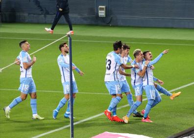 Imagen secundaria 1 - Varios instantes de las celebraciones del Málaga en sus dos goles contra el Rayo.