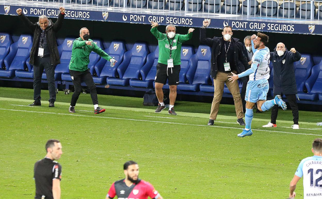 Luis Muñoz y los técnicos del Málaga celebran el 2-0 frente al Rayo con gran efusividad.