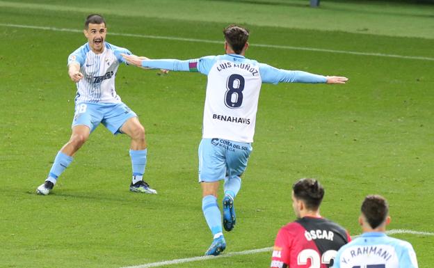 Imagen principal - Varios instantes de las celebraciones del Málaga en sus dos goles contra el Rayo.