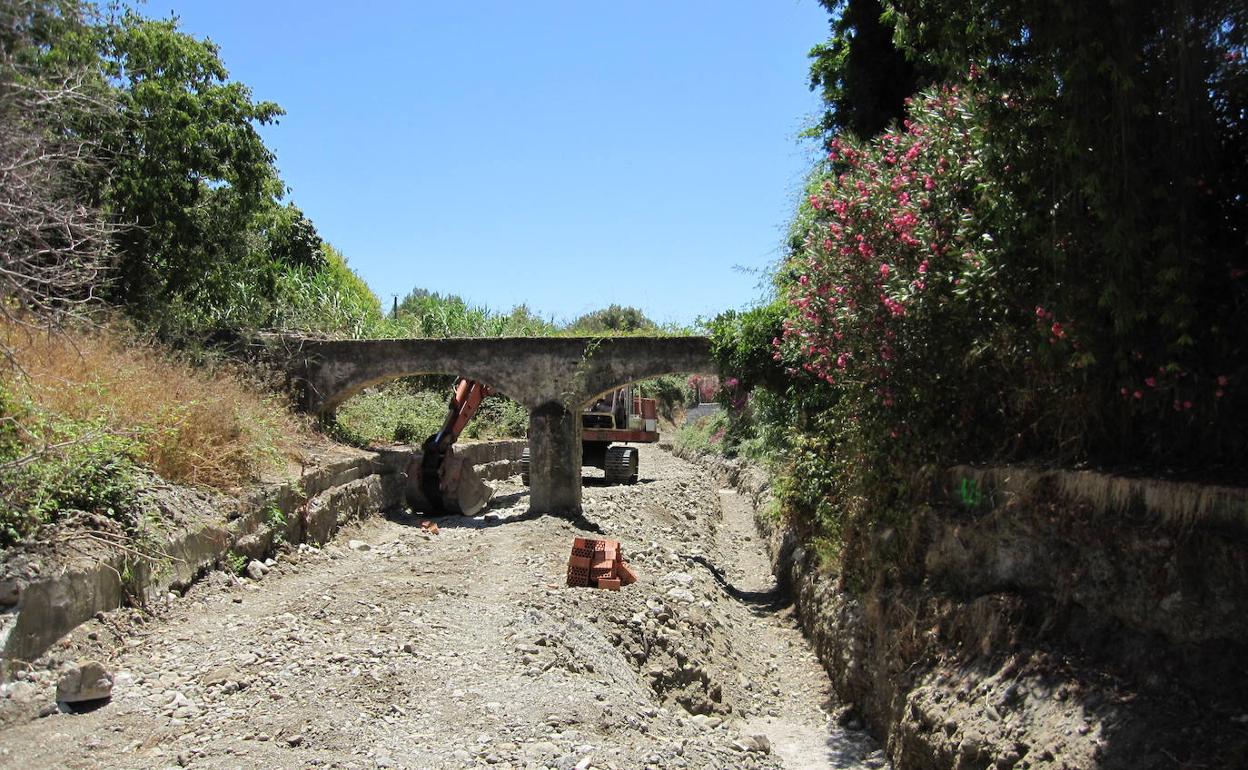 Denuncian la destrucción del acueducto del arroyo Benabolá