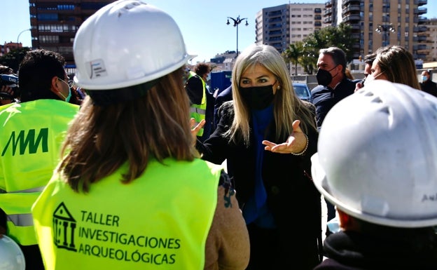 La consejera de Cultura, Patricia del Pozo, conversa con arqueólogos, esta mañana en el metro de Málaga. 