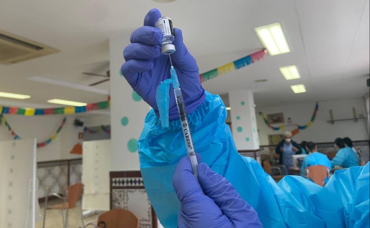 La escasez de dosis retrasa el proceso de vacunación. 