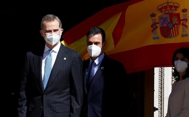 Felipe VI y Pedro Sánchez, este martes en el Congreso.