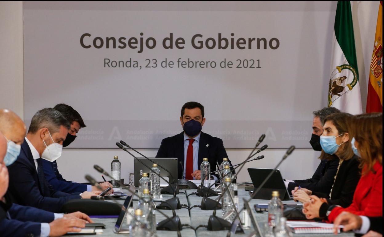 El presidente de la Junta, Juanma Moreno, en el Consejo de Gobierno celebrado este martes en Ronda.