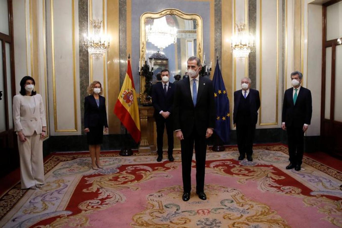 El rey Felipe VI (C) junto con el presidente del Gobierno, Pedro Sánchez (3i), la presidenta del Congreso Meritxell Batet (2i), el presidente del Tribunal Constitucional Juan José González Rivas (2d), la presidenta del Senado, Pilar Llop (i) y el presidente del Tribunal Supremo Carlos Lesmes (d) en el Salón de los pasos perdidos del Congreso de los Diputados.