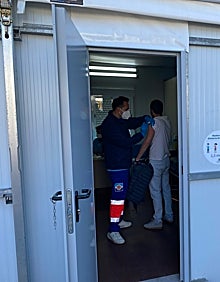 Imagen secundaria 2 - Vacunación de maestros este martes en el Hospital Comarcal de la Axarquía. 