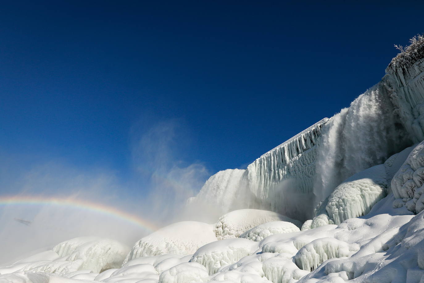 El frío extremo del invierno en América del Norte y Canadá nos brinda una estampa espectacular de las Cataratas del Niágara casi congeladas 