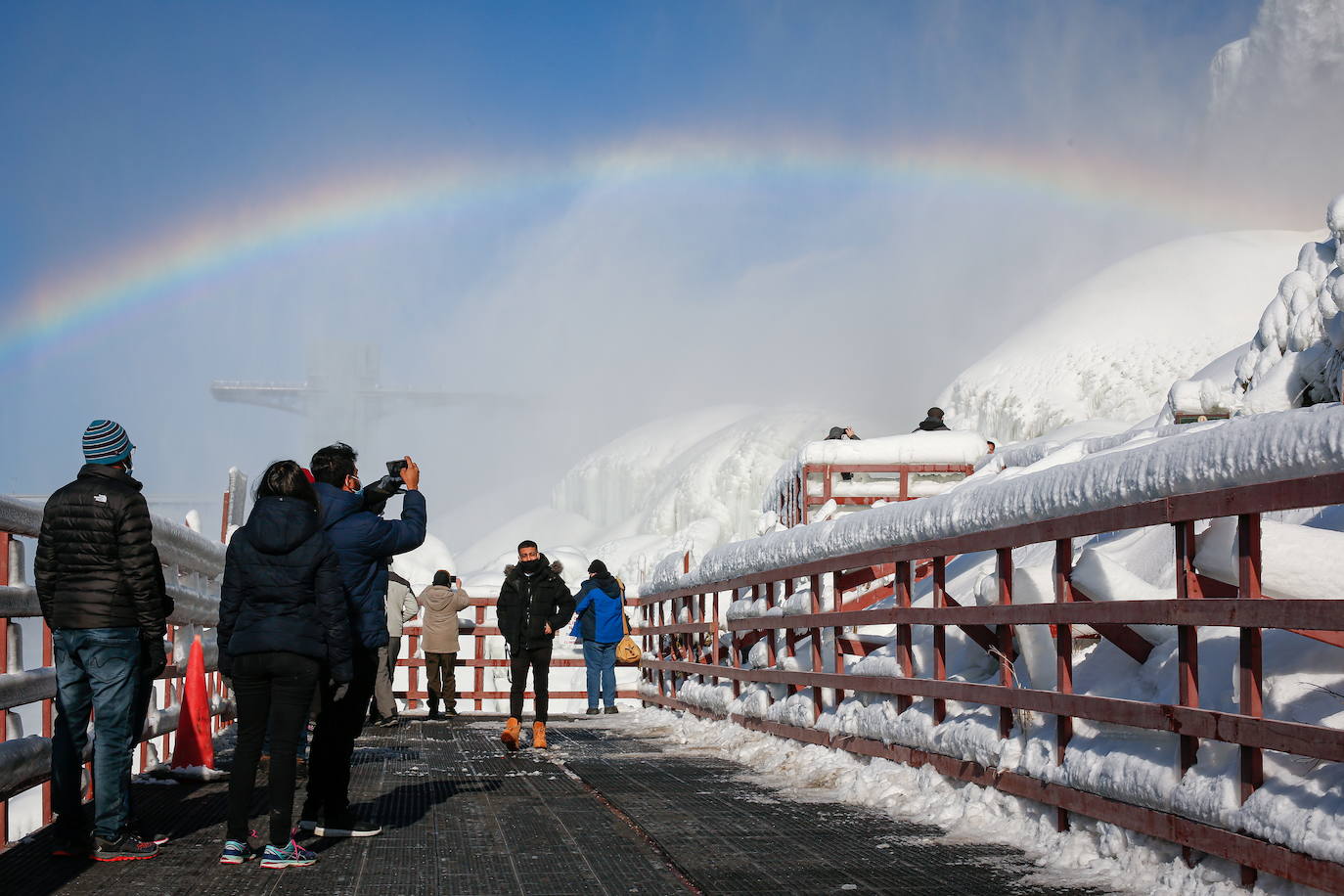 El frío extremo del invierno en América del Norte y Canadá nos brinda una estampa espectacular de las Cataratas del Niágara casi congeladas 