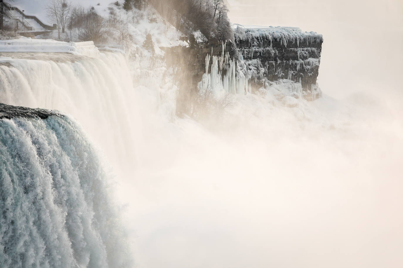 El frío extremo del invierno en América del Norte y Canadá nos brinda una estampa espectacular de las Cataratas del Niágara casi congeladas 