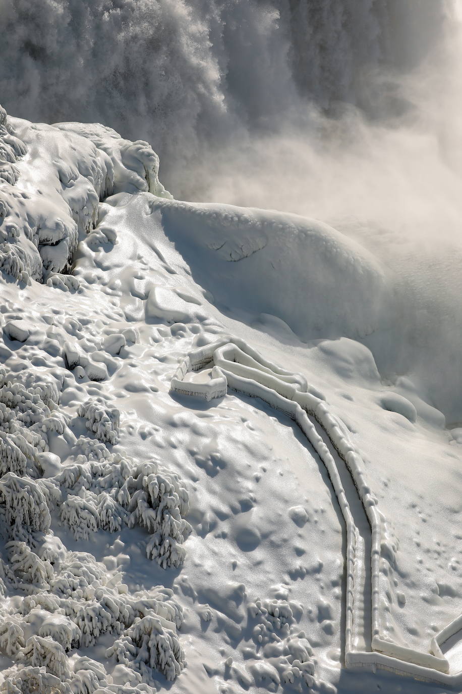 El frío extremo del invierno en América del Norte y Canadá nos brinda una estampa espectacular de las Cataratas del Niágara casi congeladas 