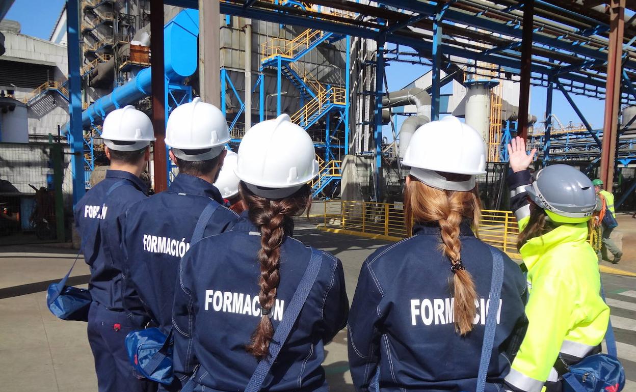 Aprendices de FP Dual, en la empresa Atlantic Cooper de Huelva. 
