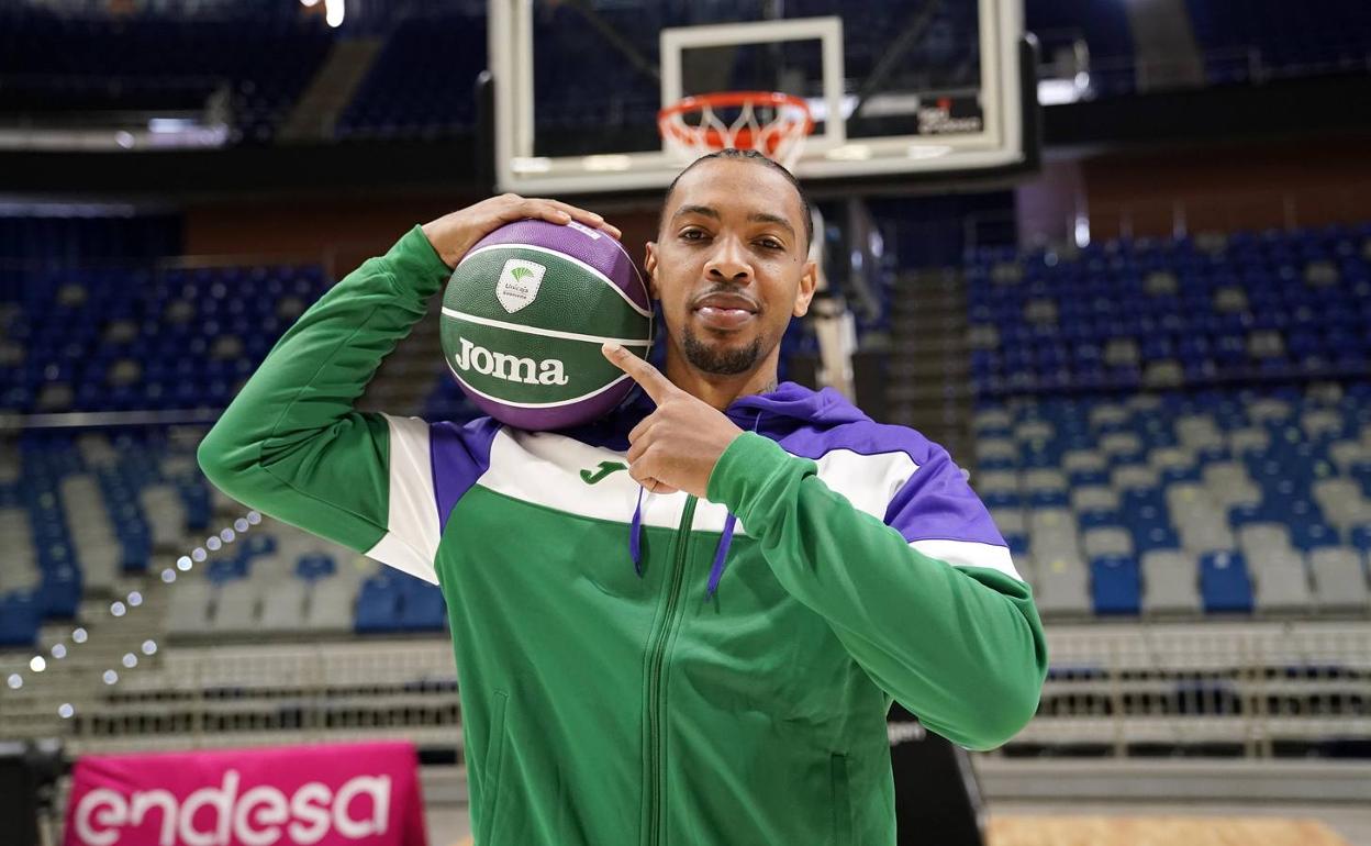 Malcolm Thomas antes del entrenamiento de este miércoles en el Palacio de los Deportes. 