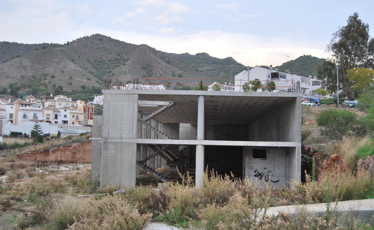 El edificio está situado en la barriada de los Poetas. 