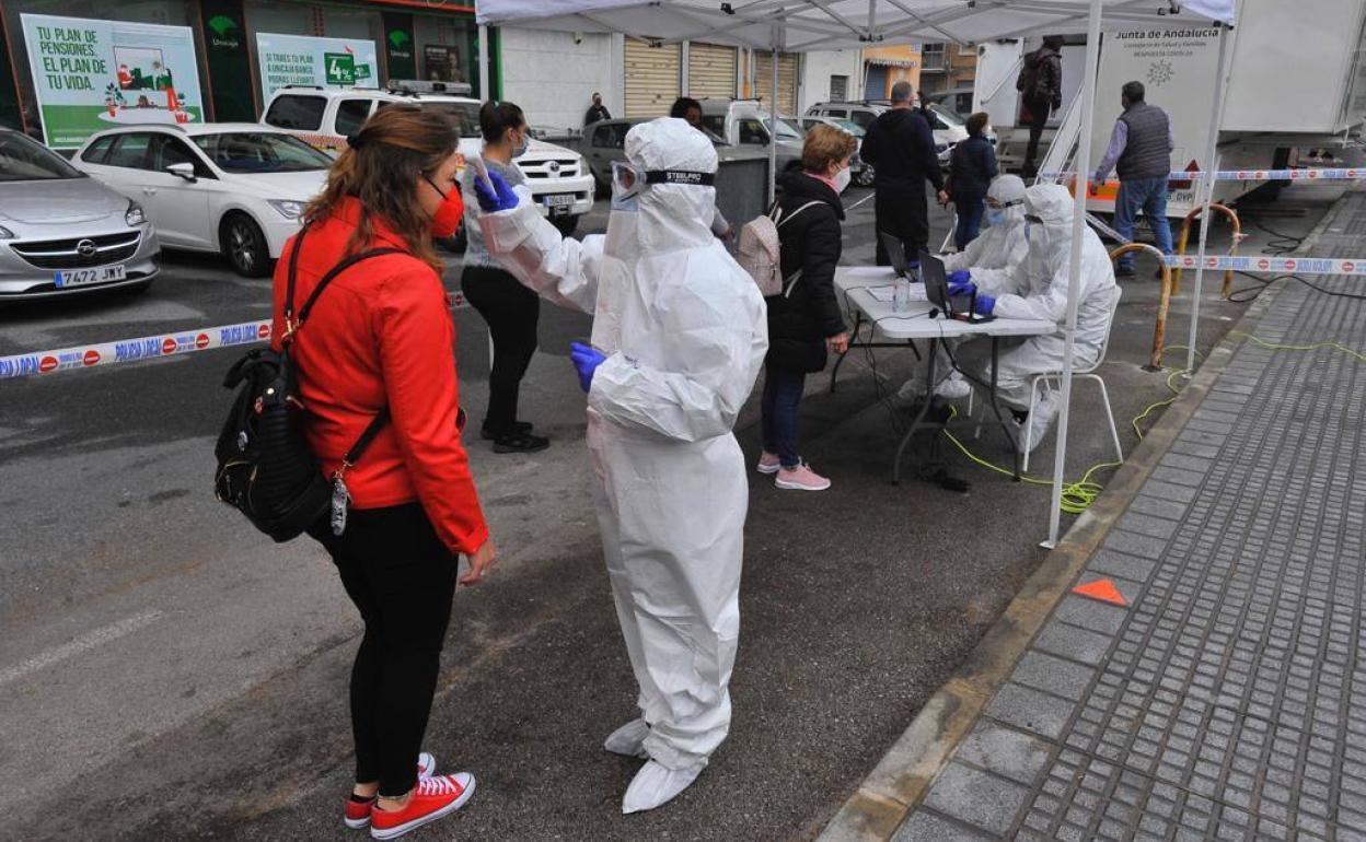 Andalucía sitúa su tasa por debajo de 250 y suma 93 muertes y 1.311 nuevos casos