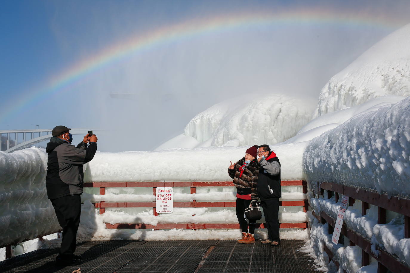 El frío extremo del invierno en América del Norte y Canadá nos brinda una estampa espectacular de las Cataratas del Niágara rodeadas de hielo y casi congeladas 