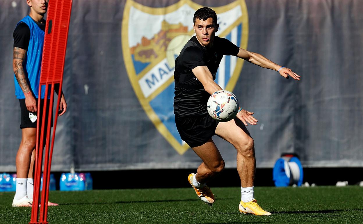 El futbolista del Málaga, cedido por el Almería, Rahmani, durante un entrenamiento en el estadio de La Rosaleda. 