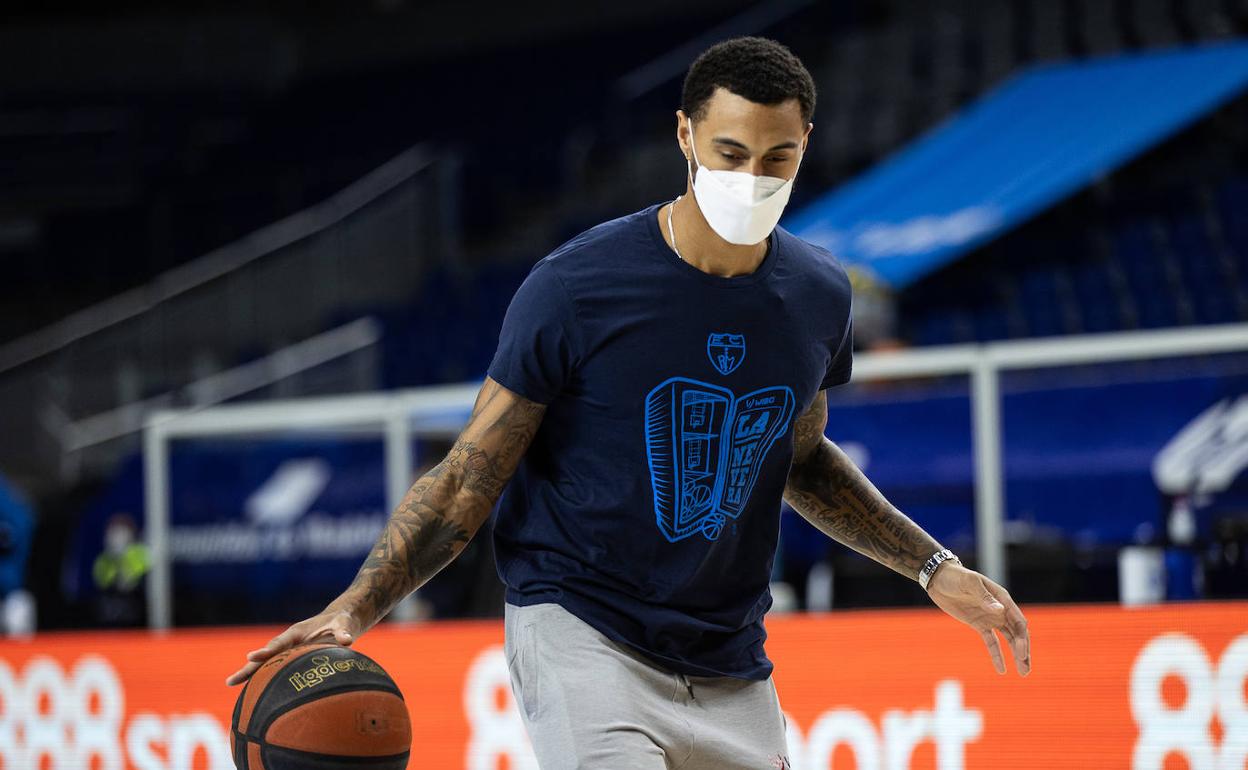 Edwin Jackson se ejercita con mascarilla. 