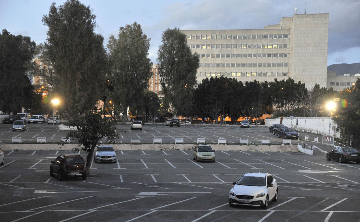 Aparcamientos del Hospital Civil, donde se ubicará el nuevo centro sanitario.