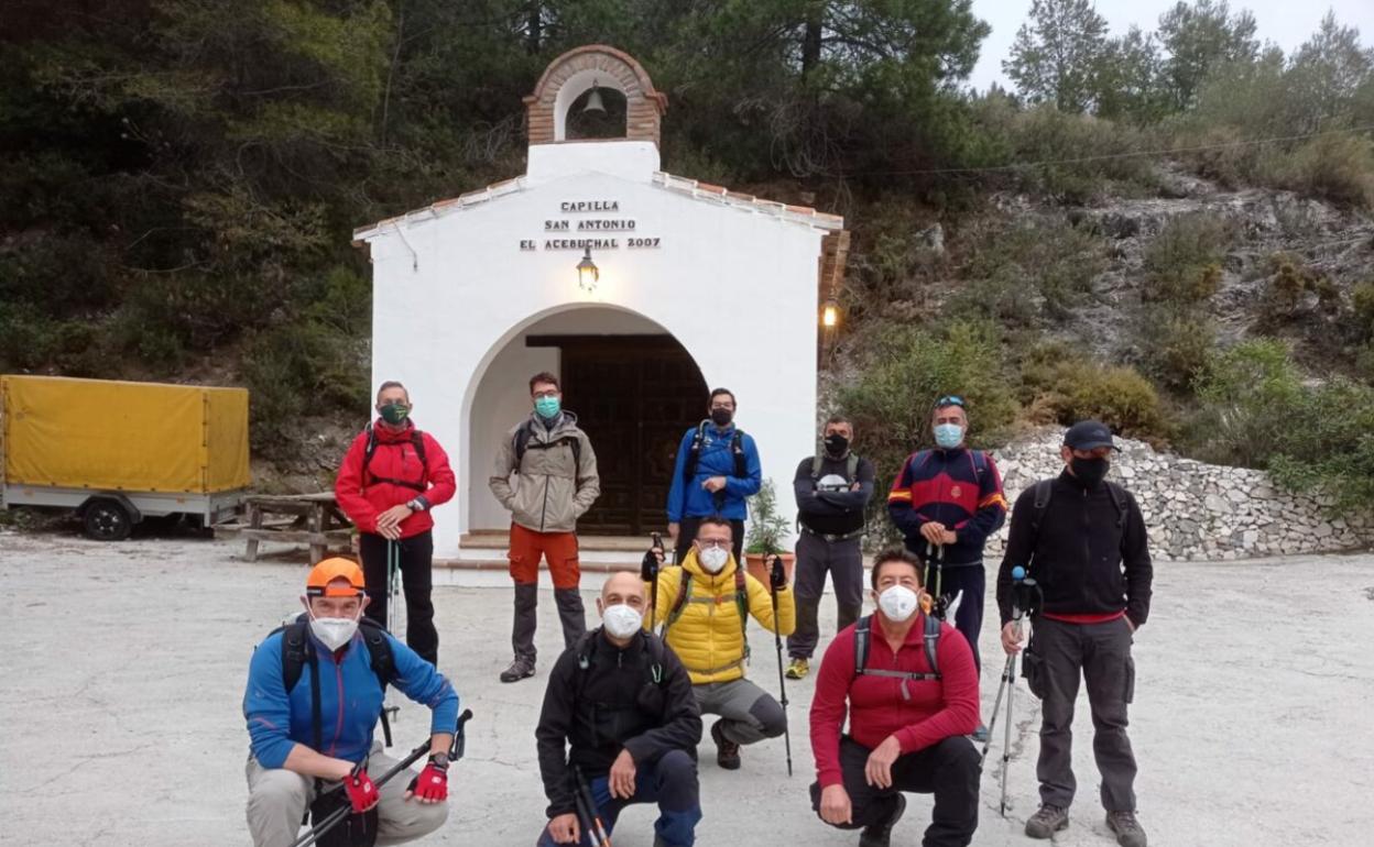 Integrantes del club Playas de Torre del Mar, en la aldea competeña de El Acebuchal. 