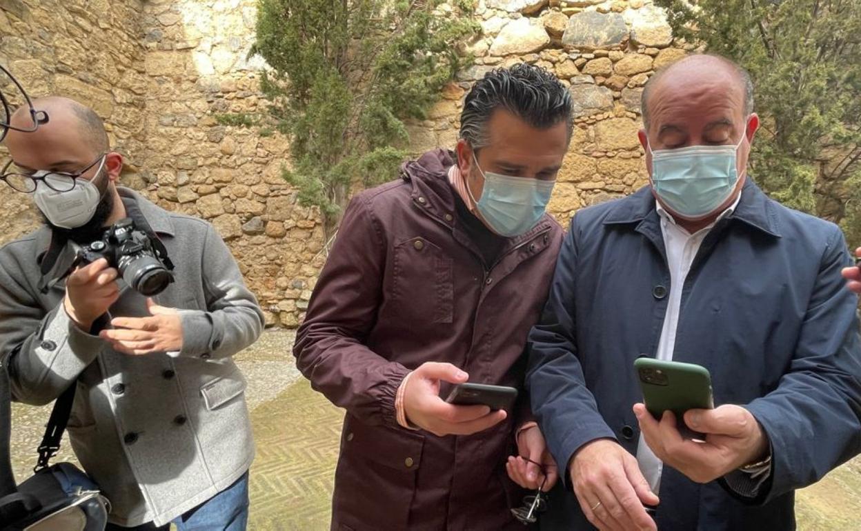 Manuel Barón y Juan Álvarez, tras presentar el servicio. 