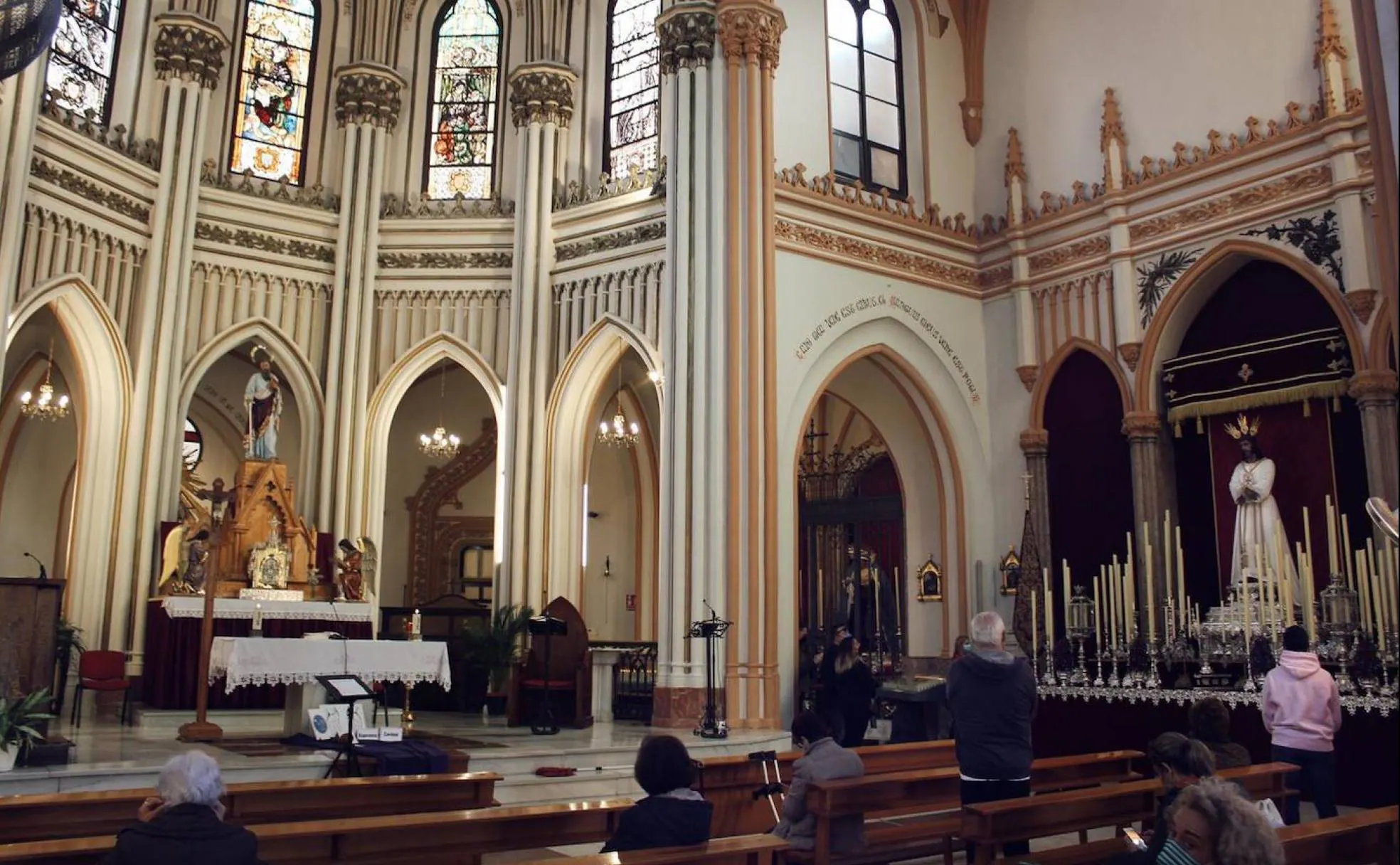Para el quinario, la imagen del Señor de Málaga se ha ubicado en un lateral de San Pablo y no presidiendo el altar mayor. 