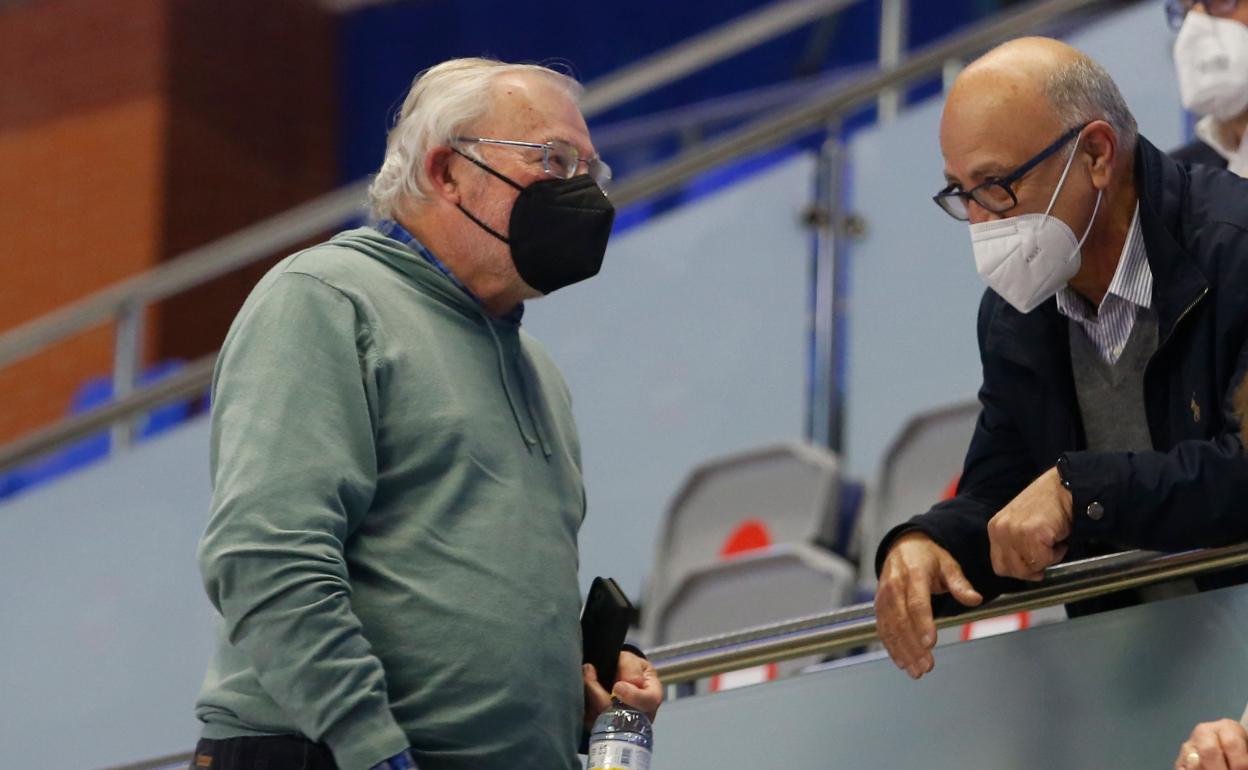 El presidente de Unicaja Banco, Manuel Azuaga, charla con el presidente del Unicaja, Eduardo García. 