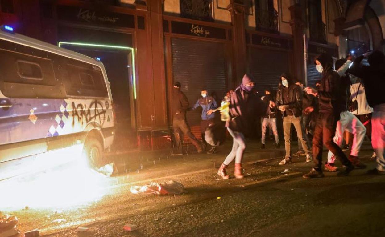 Los manifestantes lanzan un cóctel molotov a un coche de la Guardia Urbana.