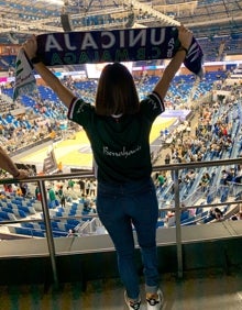 Imagen secundaria 2 - Arriba: Manolo Moya, a la izquierda de la imagen con dos amigos. Abajo. Manolo Sevillano, en el centro de la imagen durante un partido. Foto de la derecha. Andrea Luque con una bufanda del Unicaja y el Carpena de fondo.