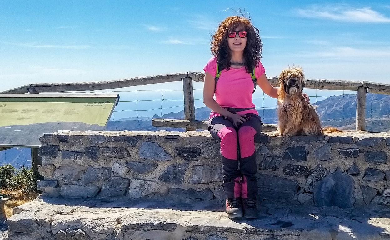 Mariló V. Oyonarte, en el mirador del Cerro Lopera, en la vertiente granadina del espacio natural. 