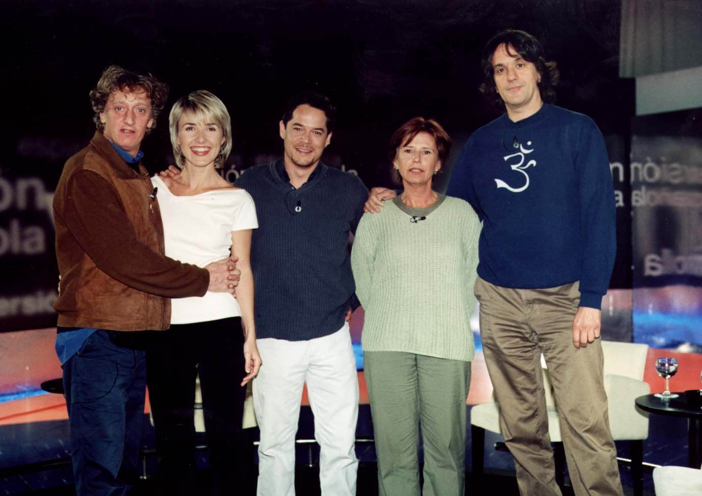 Quique San Francisco, junto a Cayetana Guillén Cuervo, Jorge Sanz, la productora Ana Huete y el director Manuel Iborra, en el programa 'Versión española', en 2001.