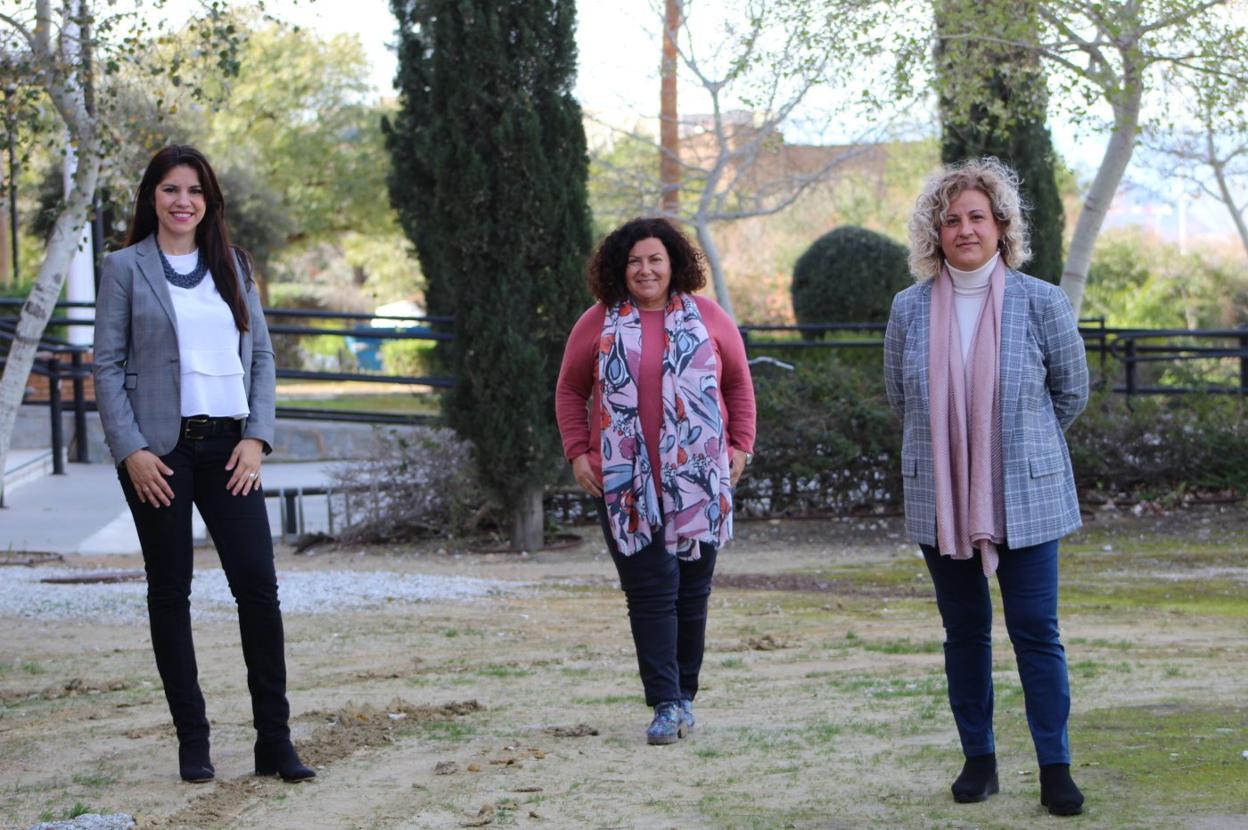 Las profesoras Inmaculada Santos, Rocío Pascual y Dolores Madrid, en el Campus de Teatinos de la UMA. 