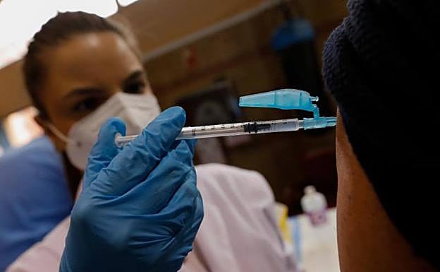 Andalucía ha administrado ya más de 775.000 dosis de vacunas contra el coronavirus 