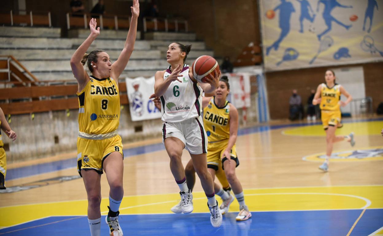 Una penetración de Débora Fernandes, del Unicaja, en el duelo de este miércoles. 