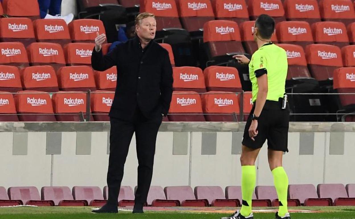 Koeman dialoga con Sánchez Martínez durante el partido.