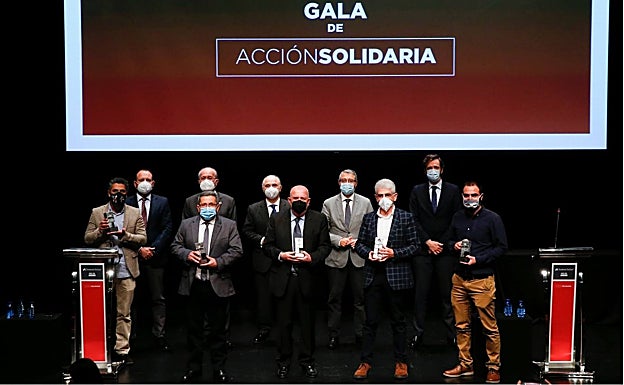 Los premiados y autoridades durante la gala de Acción Solidaria.