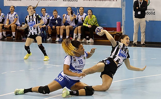 Almudena Gutiérrez remata defendida por Ángela Nieto. 