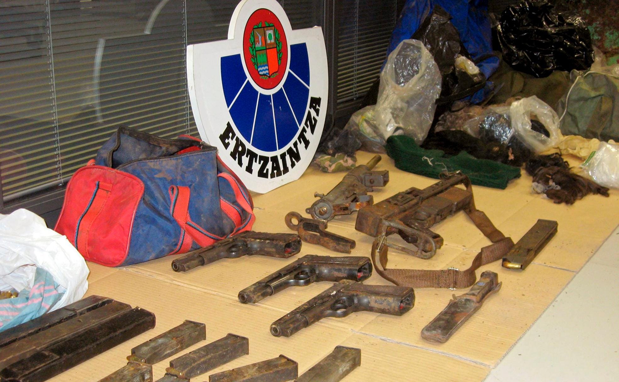 Armas localizadas por la Ertzaintza en un zulo de ETA en el monte Artxanda, en el municipio de Bilbao, en 2011.