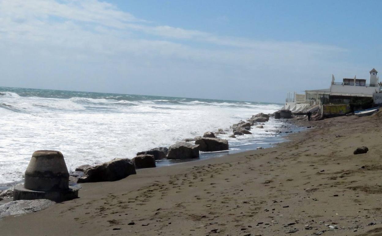 Pozo de registro en plena orilla de una playa de Marbella. 