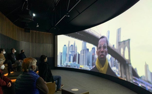 Primera sala del proyecto 'Symphony', con una pantalla panorámica.