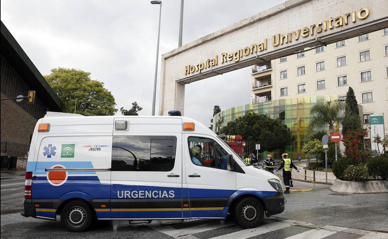 Una ambulancia entra en el recinto del Hospital Regional. 