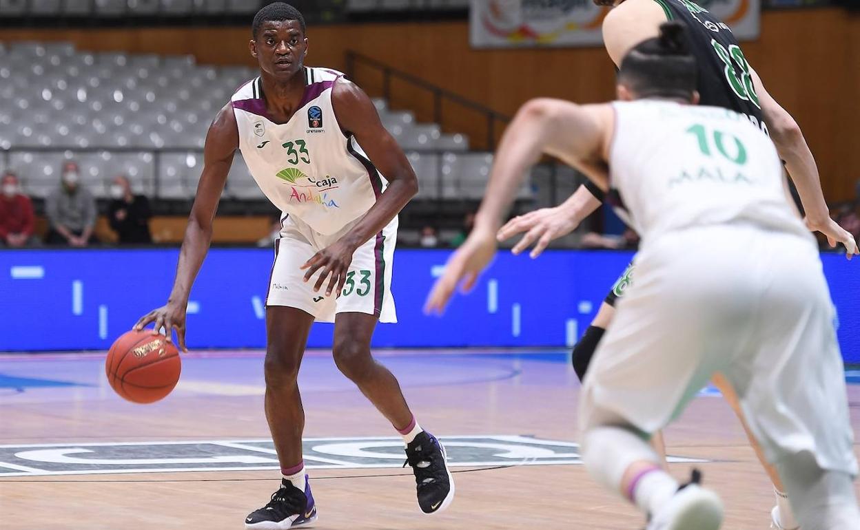 Nzosa avanza botando el balón como si fuera un director de juego en el dueloante el Joventut del martes. 