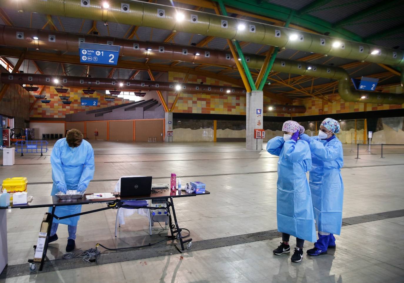 Vacunación masiva a los profesores en el Palacio de Ferias. 