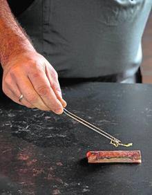 Imagen secundaria 2 - Arriba, barra del restaurante. Abajo, los pimientos tras el abrasado y antes del confitado de horas