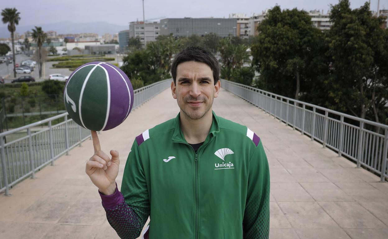 Carlos Suárez, con un balón en uno de los accesos a la grada del Palacio de los Deportes José María Martín Carpena. 