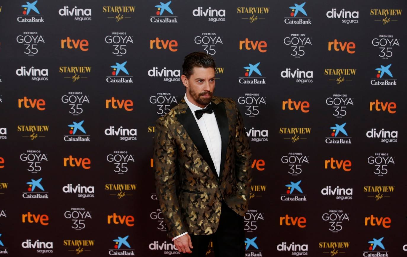 DE LOS MÁS ORIGINALES. Adrián Lastra sorprendió con un traje de print de camuflaje con brillo de Dsquared2. Un soplo de aire fresco en una alfombra en la que ellos apenas arriesgaron ni se salieron del guión. Así que, sobresaliente por innovar.