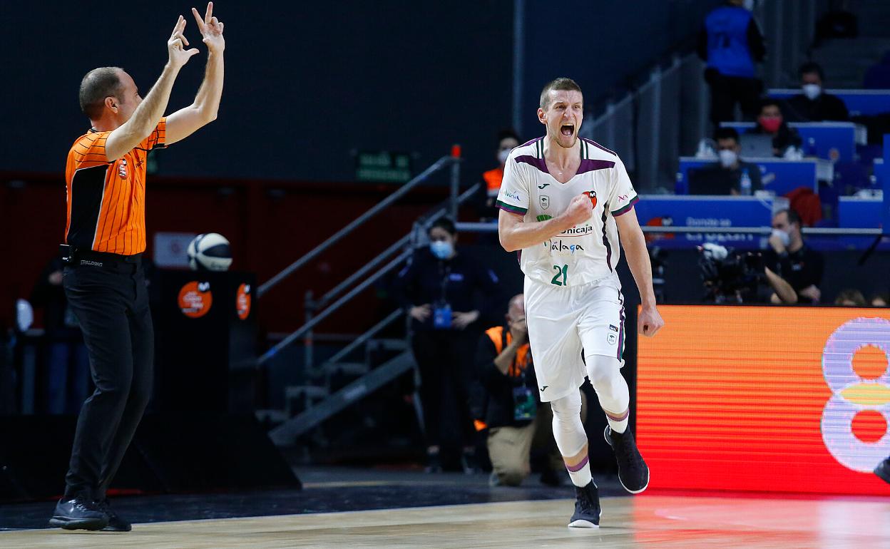 Waczynski celebra un triple en el partido contra el Barcelona en la Copa del Rey. 